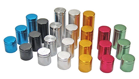 Дист. держатель STAKE 1821 с плоским винтом, диаметр 18 мм, высота 21 мм. Алюминий. Красный анод