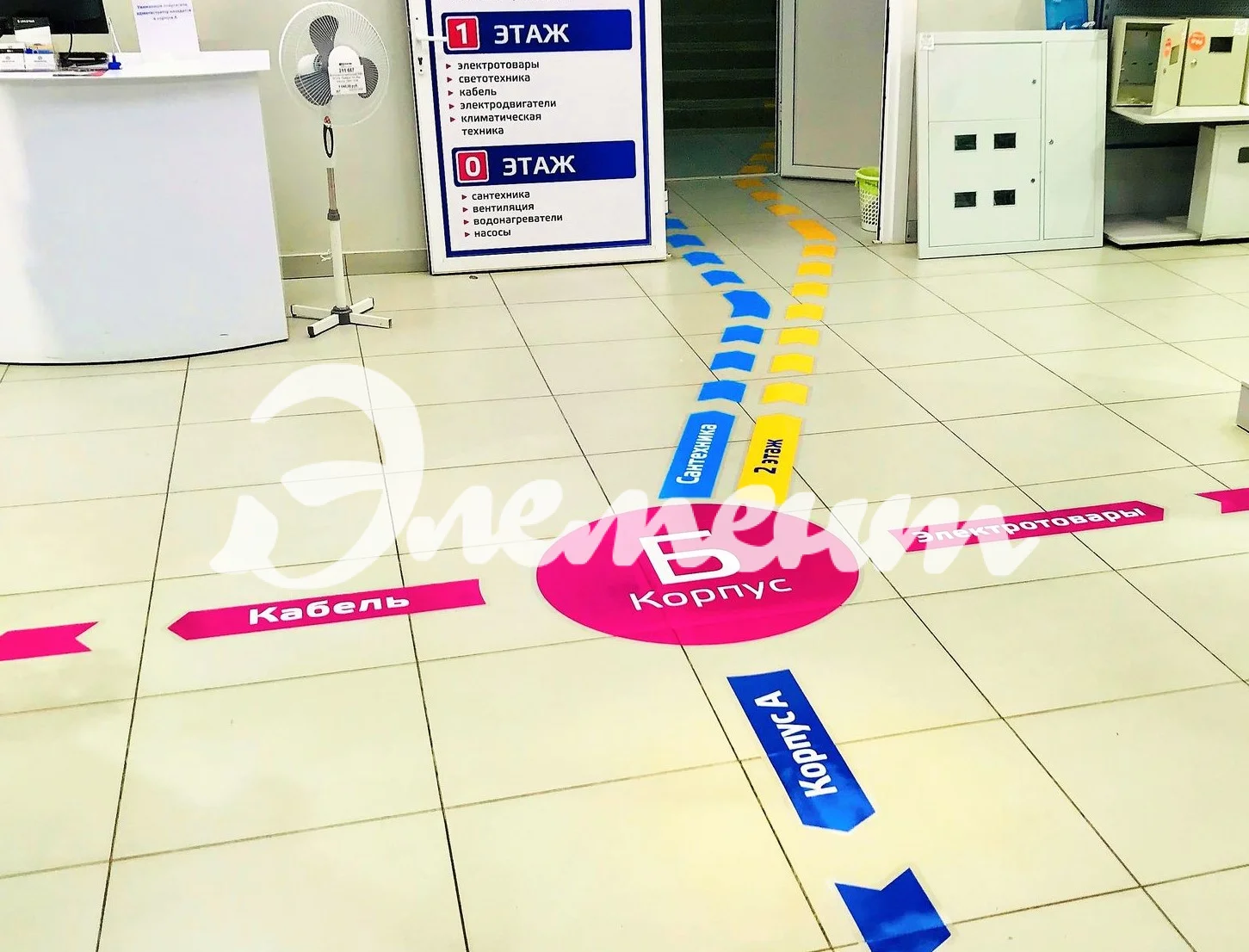 Изготовление напольных наклеек  в жилых помещениях3