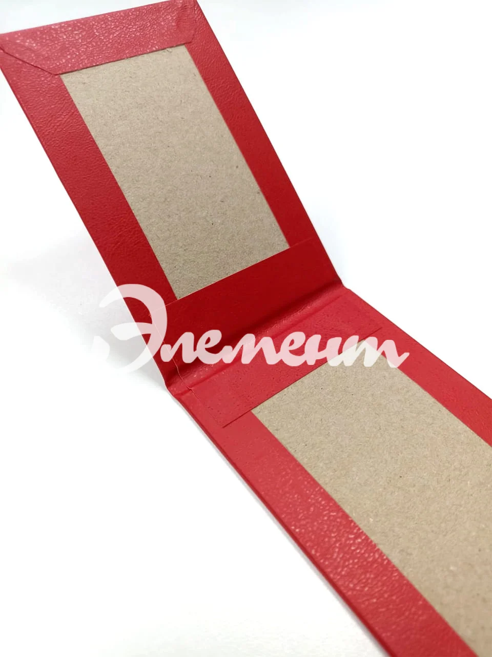 раскрытая корочка удостоверения без наполнения вблизи-min