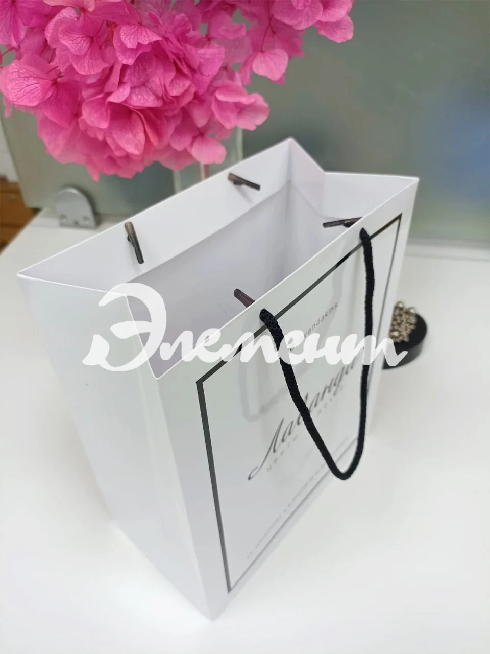 Бумажный пакет на веревке с печатью-min