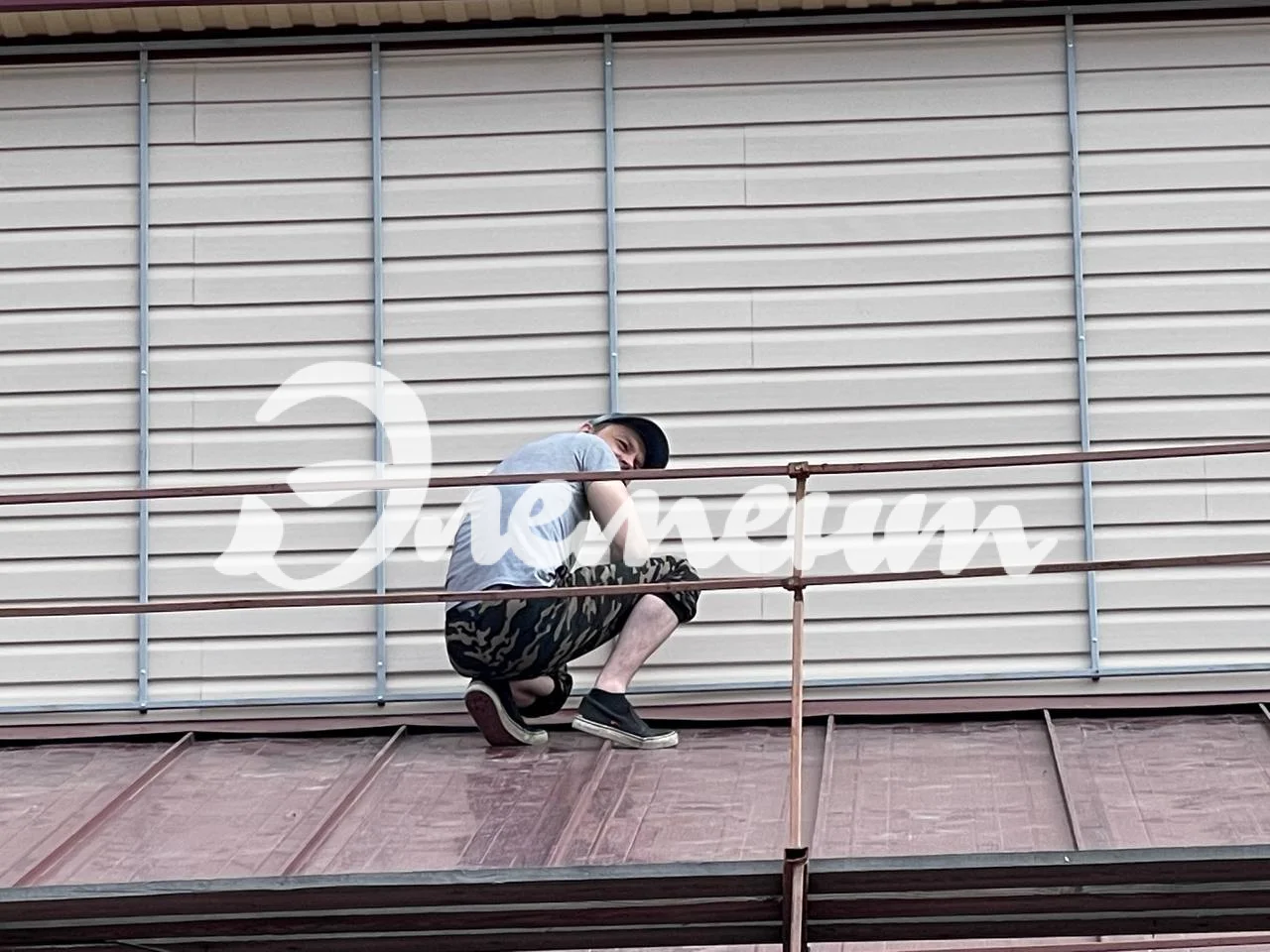 Монтаж рамы для банера на стену