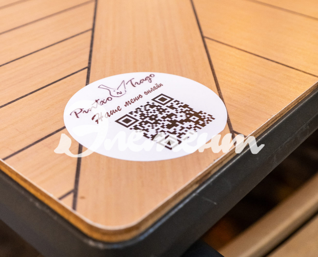 Стикер с QR-кодом на стол в кафе3
