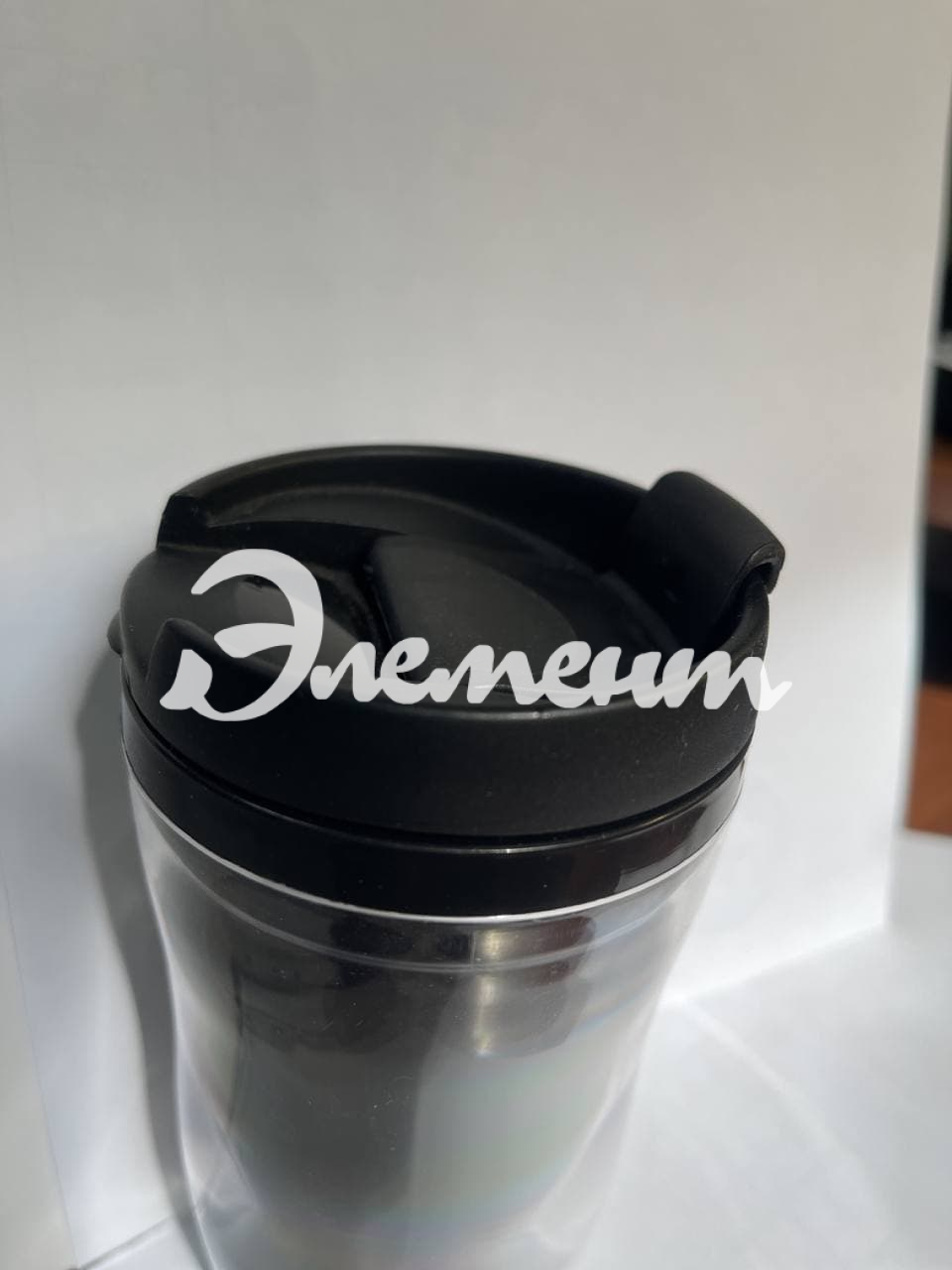 Стакан для воды пластик с черной крышкой с изображением 2