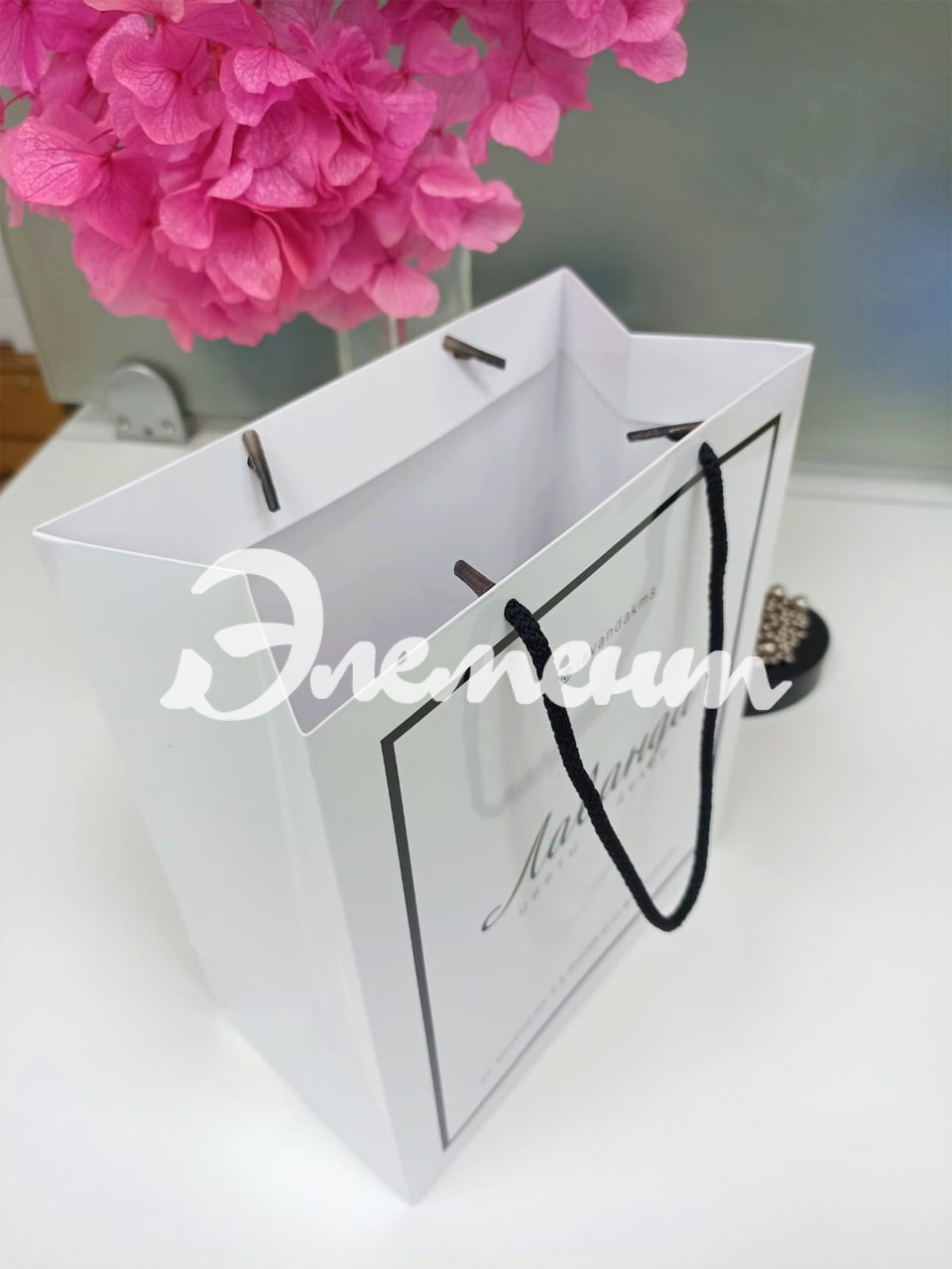 Бумажный пакет на веревке с печатью-min