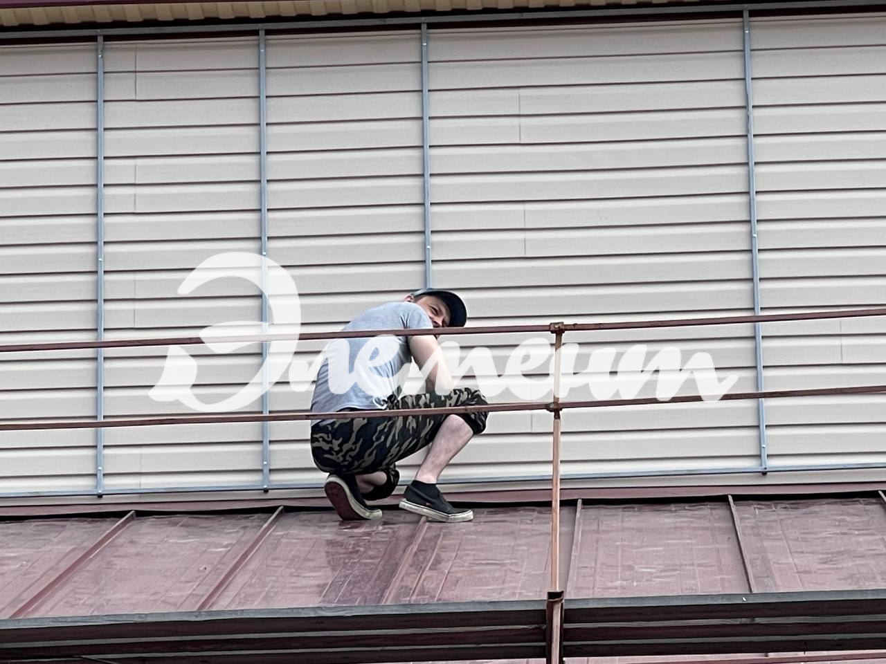 Монтаж рамы для банера на стену